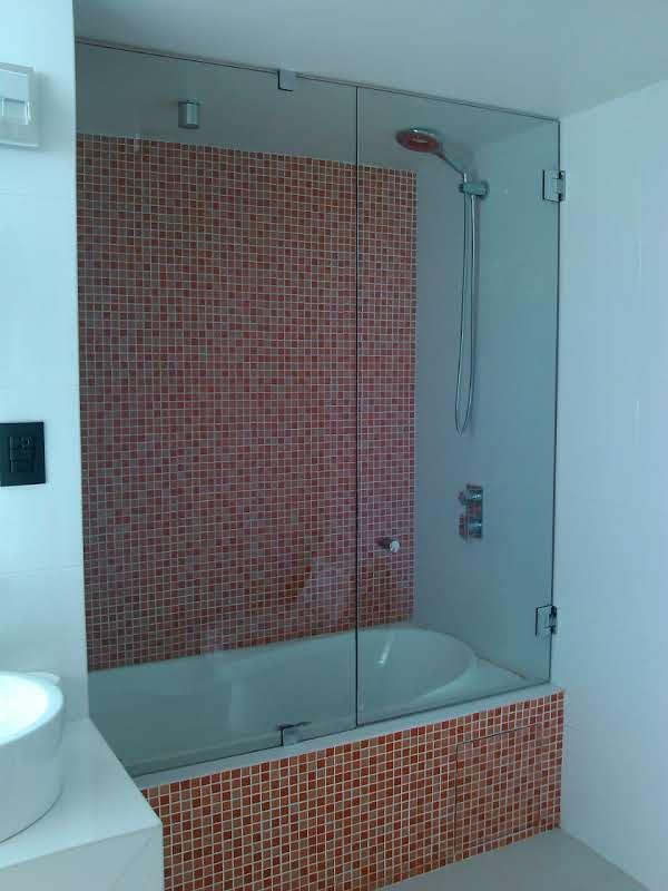 Cancel de cristal en baño con recubrimiento de color rojo